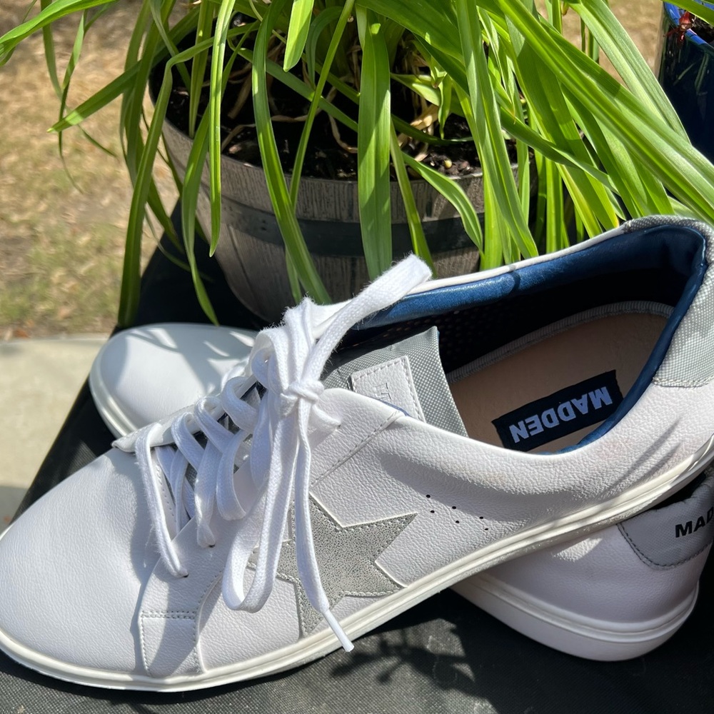 Steve Madden Men’s Size 13 white tennis shoes NWOT.  Synthetic upper.